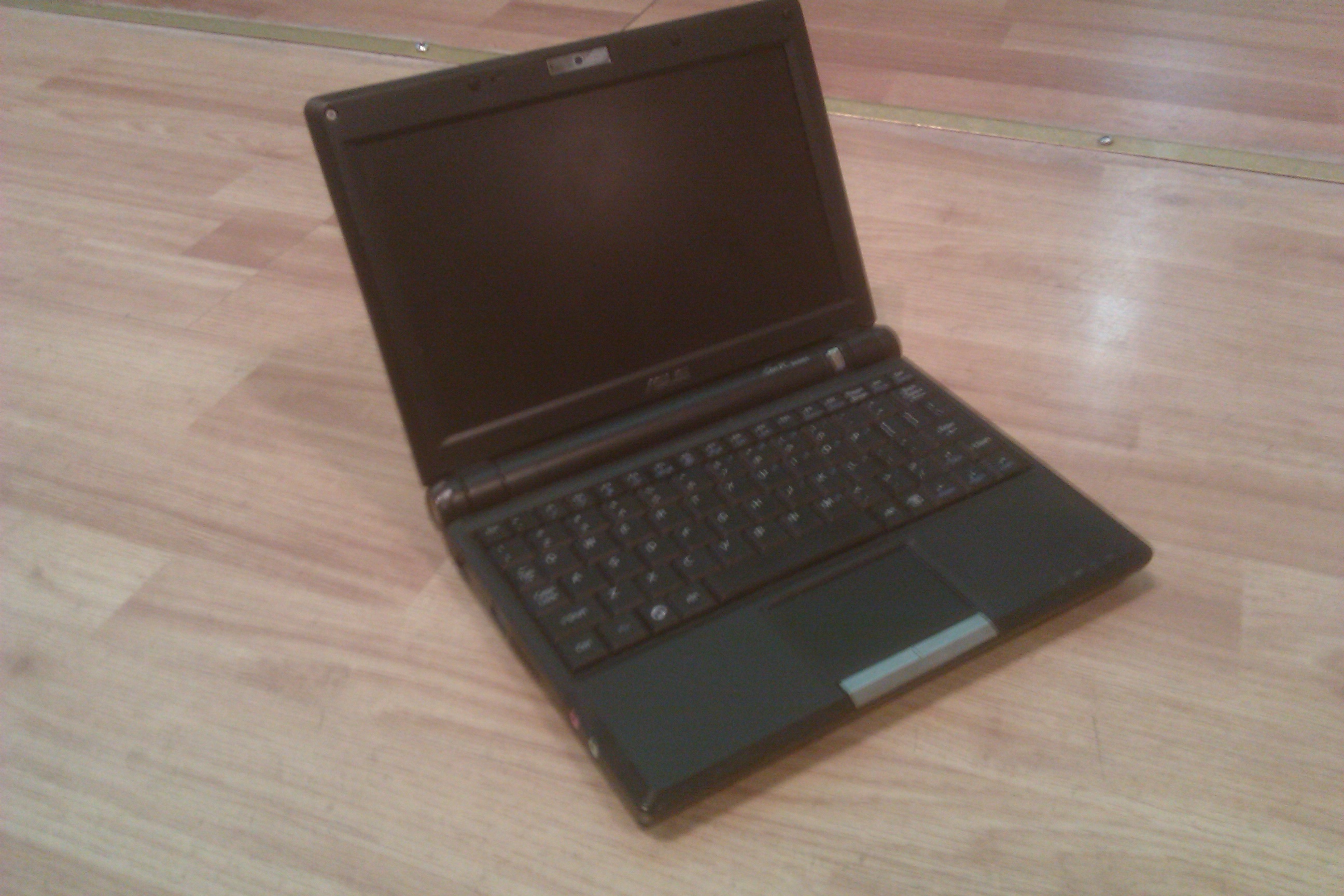 Laptop Cleaning: The Begining Asus EeePC ready for a laptop cleaning